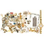 MISCELLANEOUS JEWELLERY AND OTHER ARTICLES, TO INCLUDE A SILVER BAR PENDANT, A SILVER BRACELET, 33.