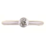 A DIAMOND SOLITAIRE RING IN PLATINUM, APPROX 0.12CT, 3.9G, SIZE K++HOOP SPLIT