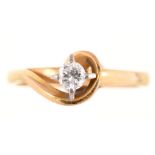 A DIAMOND SOLITAIRE RING IN 18CT GOLD, APPROX 0.2CT, MAKER'S MARK AC CO, LONDON 1965, 2.85G, SIZE