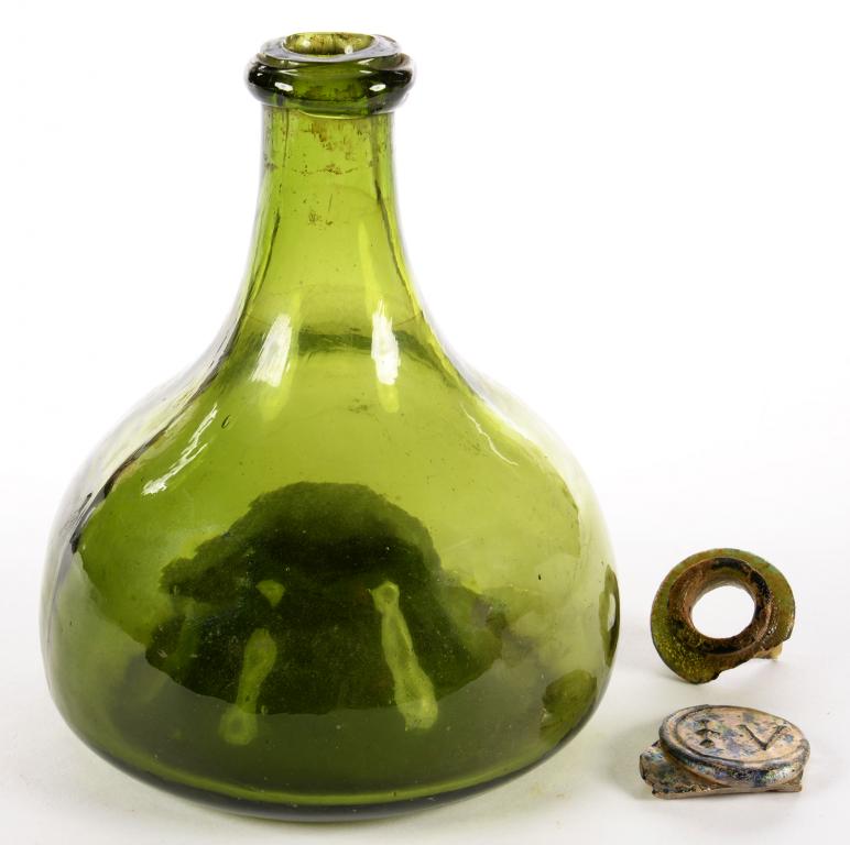 A MOULD-BLOWN GREEN GLASS ONION BOTTLE, MARKED AJG & F, 17CM H, AN 18TH C ENGLISH GLASS BOTTLE SEAL,