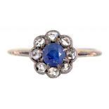 A SAPPHIRE AND DIAMOND CLUSTER RING IN GOLD, MARKED 18CT, 2.1G, SIZE L++HOOP WORN