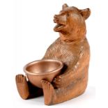 A SWISS CARVED LIMEWOOD SEATED BEAR NOVELTY ASHTRAY, WITH METAL LINER, 10CM H, EARLY 20TH C
