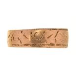 AN 18CT GOLD WEDDING RING, BIRMINGHAM 1904, 2.5G, SIZE I++BUILD UP OF DIRT AND GRIME AROUND MARKS;