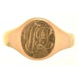 AN 18CT GOLD SIGNET RING, BIRMINGHAM 1918, 7.6G, SIZE W++MAKER'S MARK SLIGHTLY RUBBED