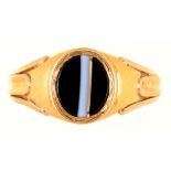 A GEM SET RING IN GOLD, UNMARKED, 7.9G, SIZE O++GOOD CONDITION