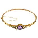 AN AMETHYST AND SPLIT PEARL BANGLE IN GOLD, MARKED 9CT, 60MM, 6.1G++TWO SPLIT PEARLS MISSING