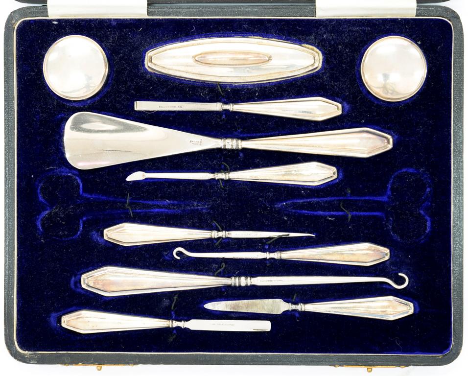 A GEORGE V ELEVEN PIECE SILVER MANICURE SET, BIRMINGHAM 1915, CASED