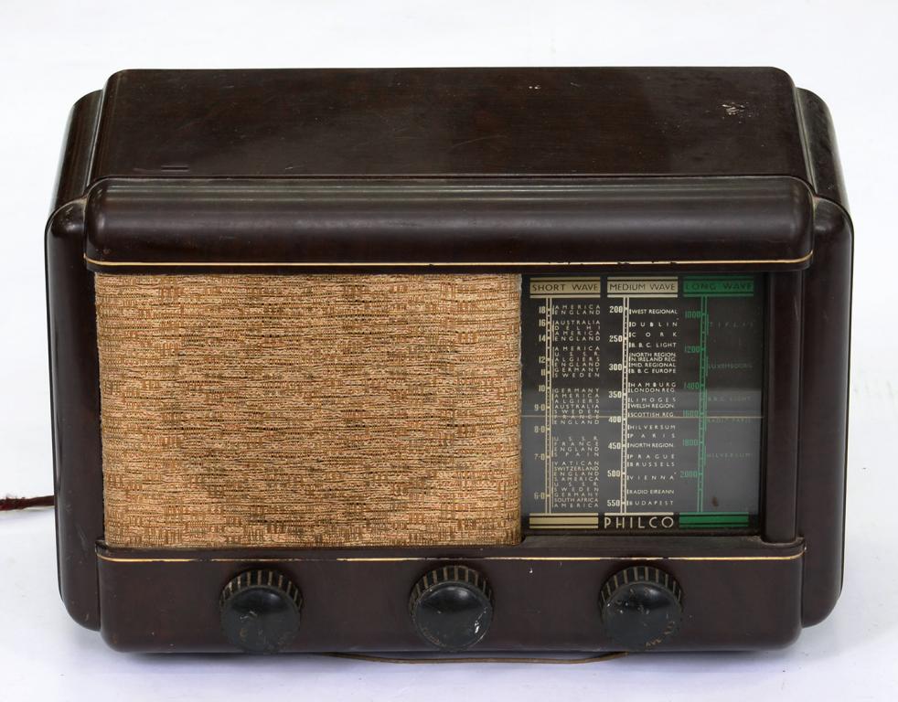 A PHILCO BAKELITE MAINS RADIO, 25.5CM H