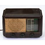 A PHILCO BAKELITE MAINS RADIO, 25.5CM H