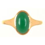 A GREEN STONE CABOCHON RING IN GOLD, MARKED 18CT, 2.8G, SIZE O++BUILD OF DIRT AND GRIME UNDER