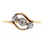 A THREE STONE DIAMOND RING IN GOLD, UNMARKED, 2G, SIZE O++GOOD CONDITION