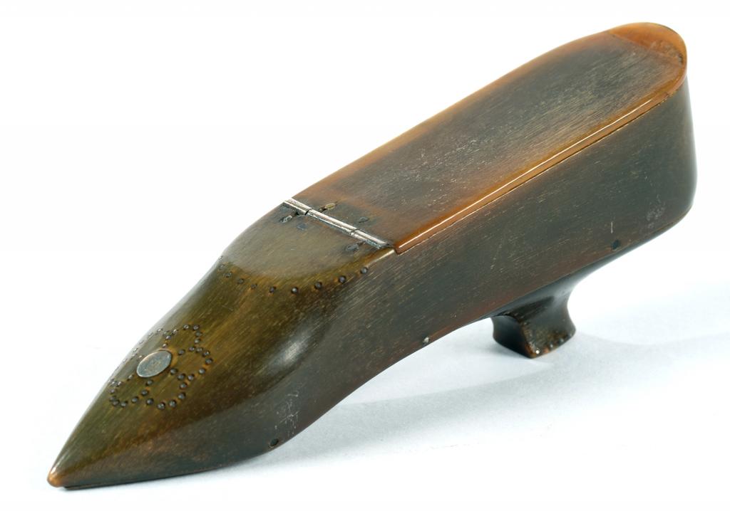 AN EARLY VICTORIAN CARVED HORN AND PIQUÈ LADY'S SHOE NOVELTY SNUFF BOX, 11CM L