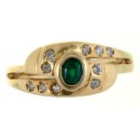 AN EMERALD AND WHITE SAPPHIRE RING IN GOLD, MARKED 750, 4.5G, SIZE J++BUILD UP OF DIRT AND GRIME