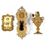 THREE ITEMS OF 19TH C GILTMETAL DOLLS FURNITURE, COMPRISING WALL CLOCK, OIL LAMP AND PICTURE