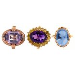 AN AMETHYST AND YELLOW DIAMOND CLUSTER 9CT GOLD RING, A BLUE AGATE CAMEO 9CT GOLD RING, 6.1G, AND AN