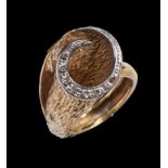 A DIAMOND TWIST RING, C 1960 in gold, marked 750, 10.9g, size O++Good condition