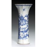 A CHINESE EXPORT PORCELAIN BLUE AND WHITE BEAKER VASE, QING DYNASTY, QIANLONG PERIOD painted with