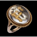 A VICTORIAN REVERSE PAINTED CRYSTAL INTAGLIO-OVER-HAIR MOURNING RING, C1870 in gold, unmarked, 5.8g,