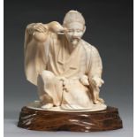 A JAPANESE SECTIONAL IVORY OKIMONO OF A CROUCHING MAN HOLDING A GOURD FLASK, MEIJI PERIOD 14.5cm