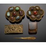 TWO GRADUATED CHINESE POLISHED STONE SET GILT BRASS WAIST CLASPS, ANOTHER, A HAIRPIN AND AN AGATE