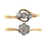 A DIAMOND CLUSTER RING IN GOLD, MARKED 18CT PLAT, AND A THREE STONE DIAMOND RING IN GOLD, MARKED