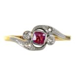 A RUBY AND DIAMOND RING IN GOLD, MARKED 18CT & PT, 2.9G, SIZE N ++GOOD CONDITION