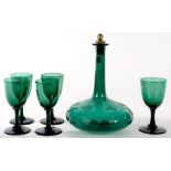 A VICTORIAN GREEN GLASS DECANTER, ENGRAVED WITH TRAILING VINES, PLATED CORK STOPPER, 23CM H AND A