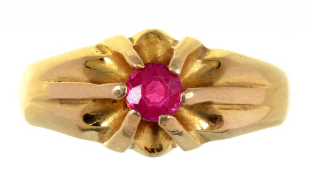 A RUBY RING IN GOLD, MARKED 750, 10.9G, SIZE R ++SLIGHT BUILD UP OF DIRT AND GRIME TO SETTING