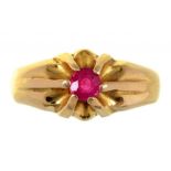 A RUBY RING IN GOLD, MARKED 750, 10.9G, SIZE R ++SLIGHT BUILD UP OF DIRT AND GRIME TO SETTING