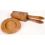 TREEN. A VICTORIAN BEECH LEMON SQUEEZER WITH TURNED BALUSTER HANDLES, 28CM L AND A CARVED WOOD