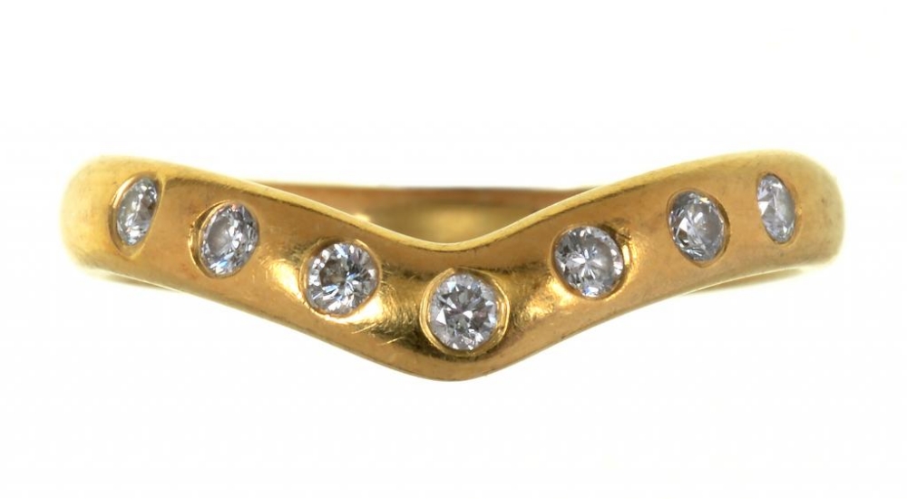 A SEVEN STONE GYPSY SET DIAMOND RING IN 18CT GOLD, 3.1G, SIZE I ++GOOD CONDITION