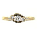 A THREE STONE DIAMOND RING IN GOLD, MARKED 18CT 2.8G, SIZE M ++BUILD UP OF DIRT AND GRIME AROUND