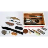 A SMALL COLLECTION OF ANTIQUE AND LATER FOLDING KNIVES AND BRIGHTON PREPARATORY SCHOOL GOOD