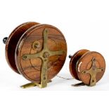 ANGLING. TWO BRASS AND WOOD NOTTINGHAM STARBACK FISHING REELS, 10.5 AND 11CM D, EARLY 20TH C ++