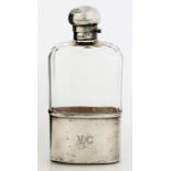 A GEORGE V SILVER MOUNTED GLASS HIP FLASK WITH SILVER BEAKER, 14.5CM H, LONDON 1917