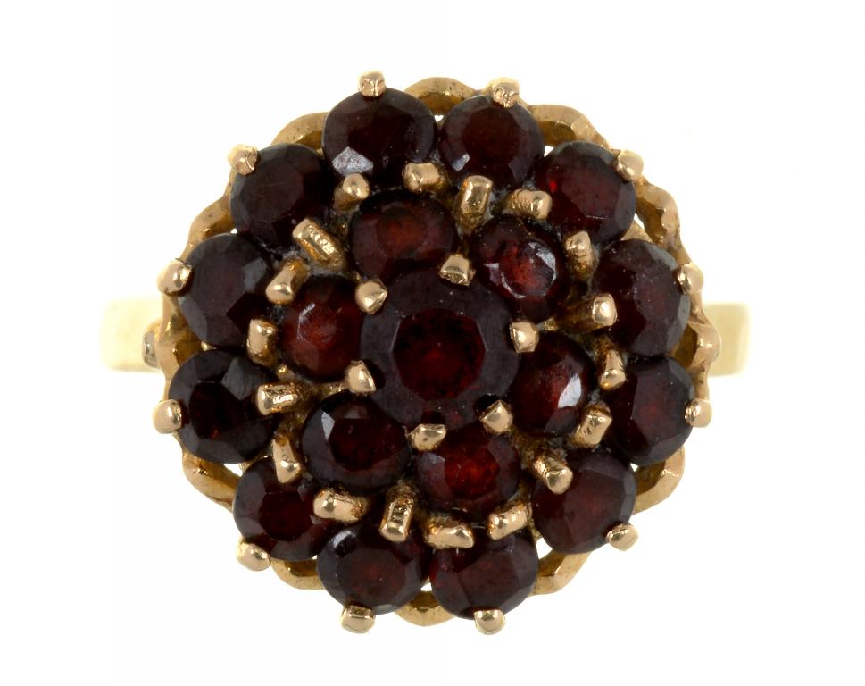 A GARNET CLUSTER RING IN GOLD, MARKED 750, 4.7G, SIZE L ++GOOD CONDITION