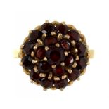 A GARNET CLUSTER RING IN GOLD, MARKED 750, 4.7G, SIZE L ++GOOD CONDITION