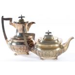 A GEORGE V SILVER TEAPOT AND LIDDED JUG, JUG 23CM H, BOTH SHEFFIELD, 1911 AND 1920, 46OZS