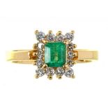 AN EMERALD AND DIAMOND CLUSTER RING IN GOLD, TOTAL DIAMOND WEIGHT APPROX 0.3CT, MARKED 18K, 6.5G,