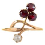 A GARNET AND SPLIT PEARL RING IN GOLD, MARKED 56 AP M, 2.2G, SIZE M 1/2, CASED ++GOOD CONDITION