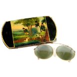 A VICTORIAN PAPIER MACHE AND LEATHER SPECTACLES CASE, THE FRONT PRINTED AND PAINTED WITH THREE