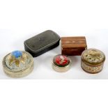 A VICTORIAN PAPIER MACHE SNUFF BOX, 6.5CM L AND FOUR VARIOUS BRASS MINIATURE BOXES