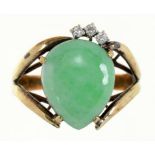 A JADE AND DIAMOND RING IN GOLD, MARKED 14K, 3.8G, SIZE N++SLIGHTLY LOOSE CABOCHON SETTING, WEAR