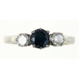 A THREE STONE SAPPHIRE AND DIAMOND RING IN 18CT WHITE GOLD, LONDON 1977, MARKED D.26, 3.2G, SIZE