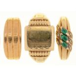 AN EMERALD AND DIAMOND RING IN 9CT GOLD AND TWO OTHER GOLD RINGS, 11.75G, SIZES N, S++LARGEST HOOP