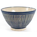 A KEITH BRYMER JONES SGRAFFITO BOWL, LATE 20TH C, COVERED IN NAVY SLIP AND INCISED WITH LINES, 13.