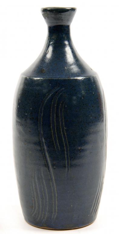 ELIZABETH GALE. A BLUE GLAZED STONEWARE TABLE LAMP, C1990 WITH INCISED LINES, 27CM H, IMPRESSED