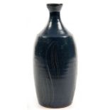 ELIZABETH GALE. A BLUE GLAZED STONEWARE TABLE LAMP, C1990 WITH INCISED LINES, 27CM H, IMPRESSED