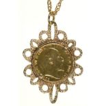 GOLD COIN. SOVEREIGN 1907 MOUNTED IN A GOLD PENDANT, UNMARKED, ON A GOLD CHAIN, MARKED 375, 84CM