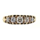 A FIVE STONE DIAMOND RING IN 18CT GOLD, BIRMINGHAM 1914, 2.8G, SIZE M++HEAVY BUILD UP OF DIRT AND